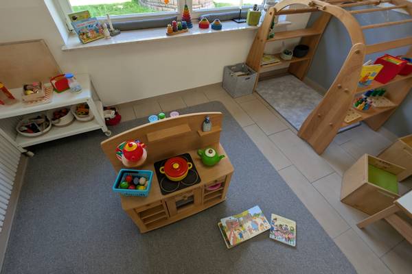 Gemütlicher Spielbereich für Kinder mit vielfältigen Spielmöglichkeiten und Bewegungsangeboten