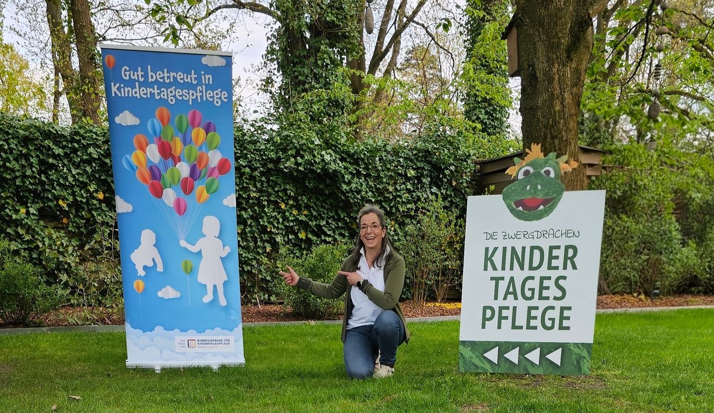 Qualifizierte Tagesmutter Bärbel Zisenis vor dem Eingang der Kindertagespflege Die Zwergdrachen in Celle