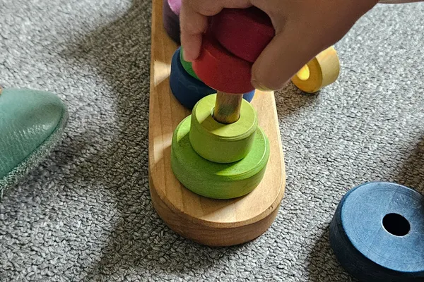 Stapelspiel mit Holzringen – Feinmotorik und Hand-Auge-Koordination für 12-24 Monate