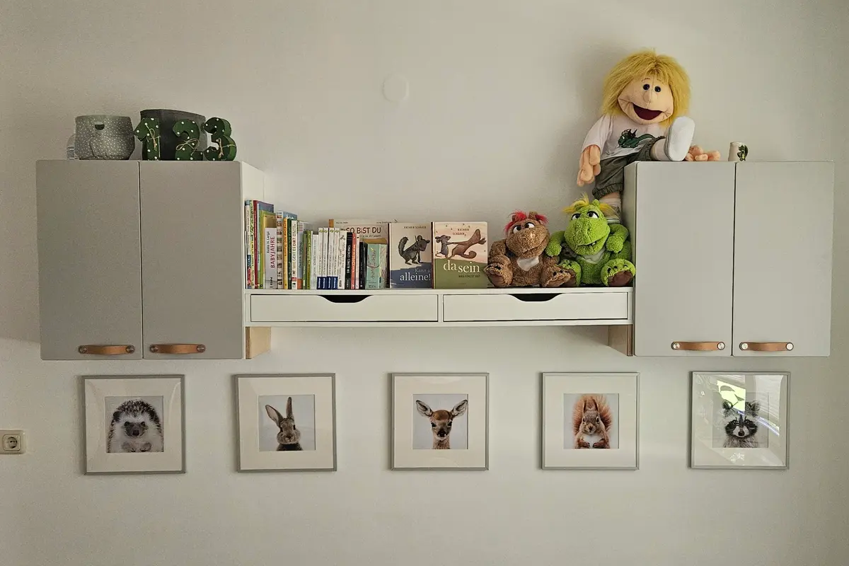 Gemütlicher Spielbereich mit Büchern und Handpuppe in der Kindertagespflege